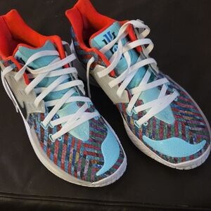 Nike Kyrie Low Sneakers